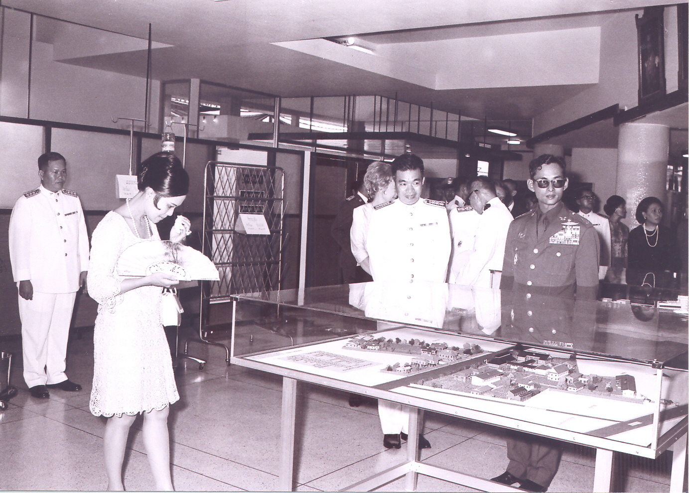 Clip พระบาทสมเด็จพระเจ้าอยู่หัวและสมเด็จพระนางเจ้า พระบรมราชินีนาถ เสด็จพระราชดำเนิน มาทรงเปิดอาคารใหม่ ณ โรงพยาบาลสวรรค์ประชารักษ์ ตำบลปากนำโพ อำเภอเมืองมืองนครสวรรค์ จังหวัดนครสวรรค์ และทรงเยี่ยมราษฎรในจังหวัดนครสวรรค์ เมื่อวันที่ ๒๐ มิถุนายน พ.ศ. ๒๕๑๓ มีประชาชนมารอเฝ้ารับเสด็จอย่างเนืองแน่น