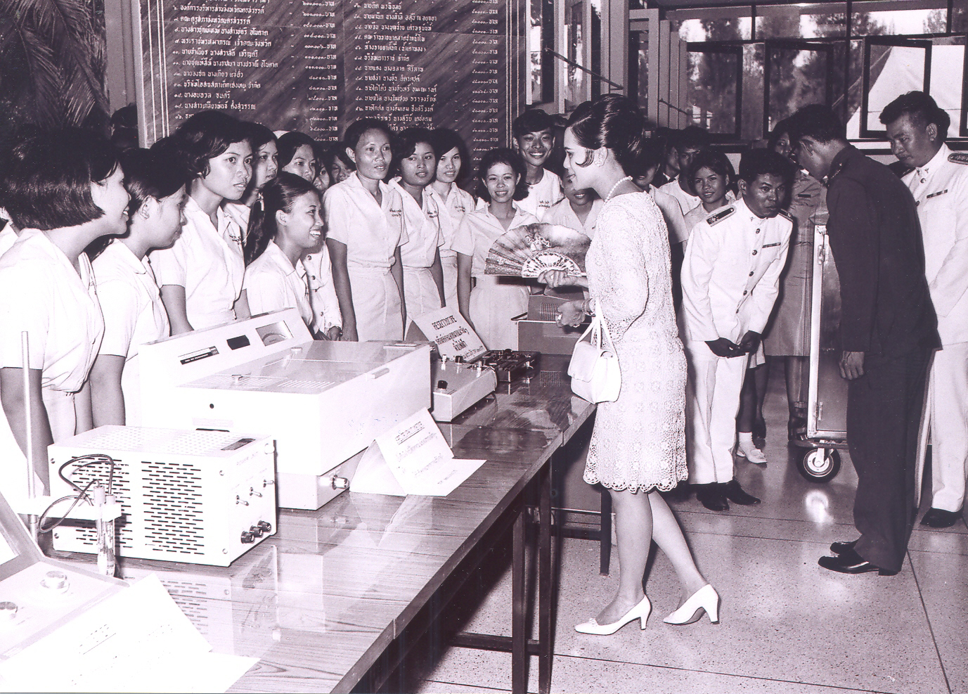 พระบาทสมเด็จพระเจ้าอยู่หัวและสมเด็จพระนางเจ้า พระบรมราชินีนาถ เสด็จพระราชดำเนิน มาทรงเปิดอาคารใหม่ ณ โรงพยาบาลสวรรค์ประชารักษ์ ตำบลปากนำโพ อำเภอเมืองมืองนครสวรรค์ จังหวัดนครสวรรค์ และทรงเยี่ยมราษฎรในจังหวัดนครสวรรค์ เมื่อวันที่ ๒๐ มิถุนายน พ.ศ. ๒๕๑๓ มีประชาชนมารอเฝ้ารับเสด็จอย่างเนืองแน่น