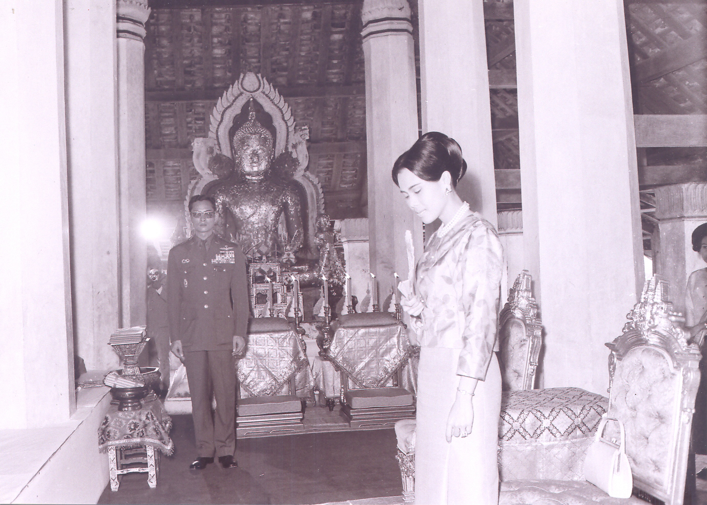 พระบาทสมเด็จพระเจ้าอยู่หัวและสมเด็จพระนางเจ้า พระบรมราชินีนาถ เสด็จพระราชดำเนินมา ทรงทอดผ้าพระกฐินต้น ณ วัดจอมคีรีนาดพรต (วัดเขา) ตำบลนครสวรรค์ออก อำเภอเมืองนครสวรรค์ จังหวัดนครสวรรค์ เมื่อวันที่ ๑๕ พฤศจิกายน พ.ศ. ๒๕๐๘ 
