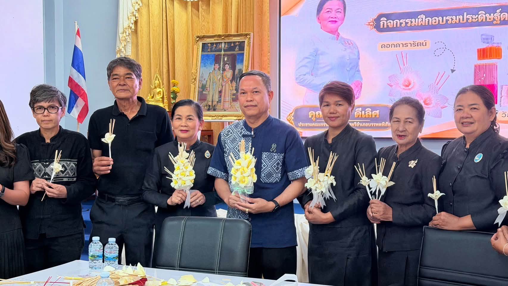 นายอำเภอบรรพตพิสัย ลงพื้นที่ อบต.หนองตางู ติดตามการจัดทำดอกไม้จันทน์ มุ่งเป้า 93,000 ดอก ร่วมใจถวายความจงรักภักดี  🎯