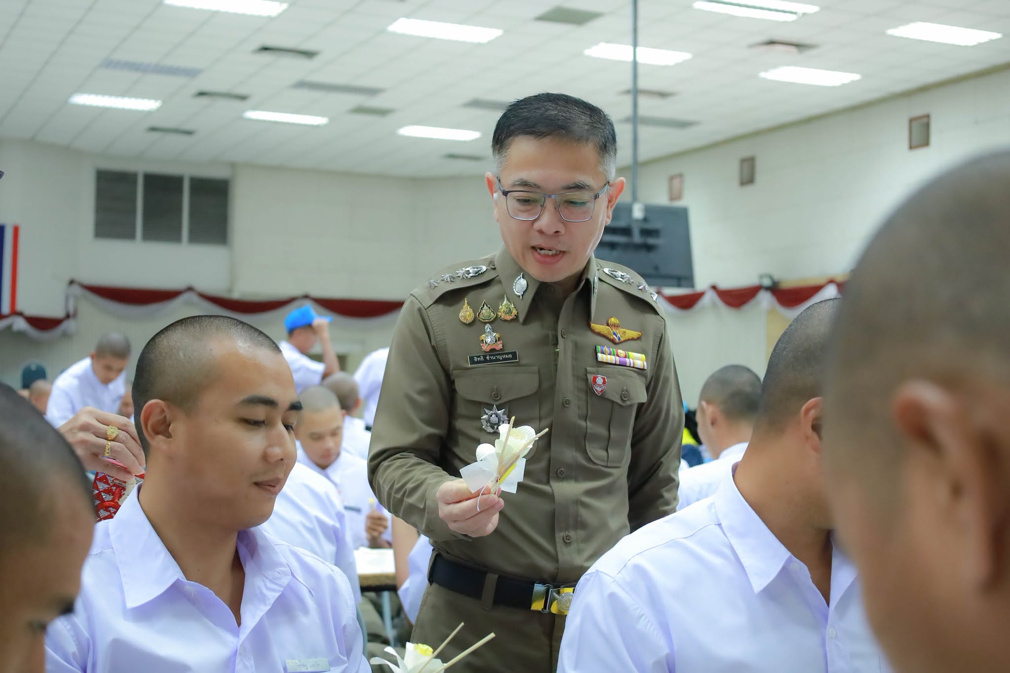 ❤นักเรียนนายสิบตำรวจ ศูนย์ฝึกอบรมตำรวจภูธรภาค 6 ร่วมใจ ประดิษฐ์ดอกไม้จันทน์❤